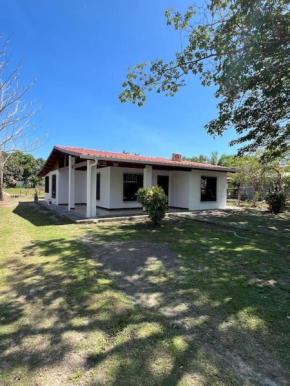 Casa con amplios jardines